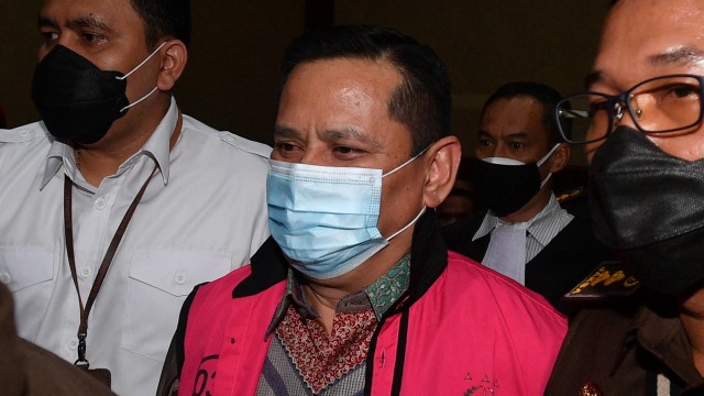 Tersangka kasus dugaan suap penghapusan red notice Djoko Tjandra, Irjen Pol Napoleon Bonaparte (tengah) tiba untuk menjalani sidang dakwaan di Pengadilan Tipikor, Jakarta, Senin (2/11). Foto: Sigid Kurniawan/Antara Foto