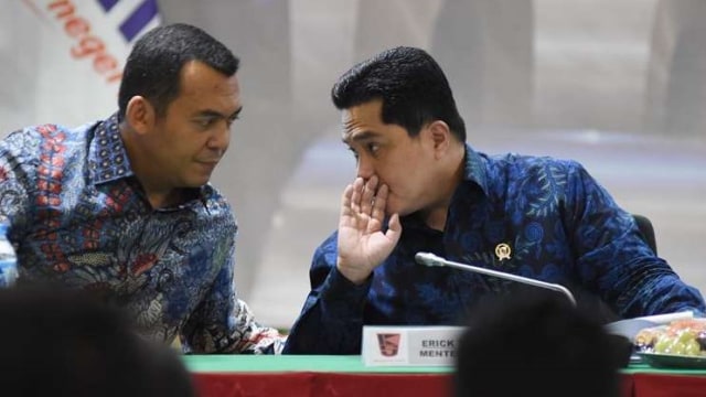 Menteri BUMN Erick Thohir (kanan) berbincang dengan Direktur Utama PT Krakatau Steel (Persero) Tbk Silmy Karim (kiri) saat Public Expose Krakatau Steel 2020 di Kantor Kementerian BUMN, Jakarta, Selasa (28/1/2020). Foto: Indrianto Eko Suwarso/Antara Foto