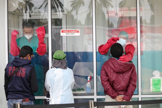 Peroses pengecekan PCR di GSI Lab. Foto: Aditia Noviansyah/kumparan