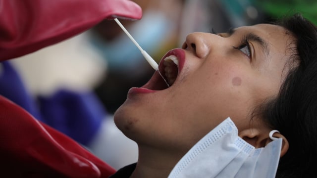 Peroses pengecekan PCR di GSI Lab. Foto: Aditia Noviansyah/kumparan