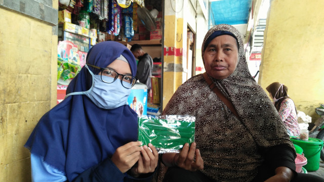Foto bersama Ibu Muwanah setelah menerima masker dari mahasiswa KKN di Pasar Kranji, Senin (2/11/2020)
