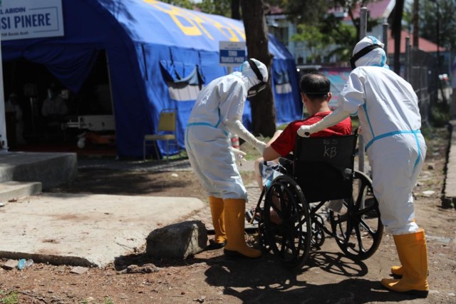 Pasien dengan gejala COVID-19 dibawa ke Tenda Transisi Pinere di RSUDZA Banda Aceh untuk perawatan. Rabu (16/9). Foto: Suparta/acehkini