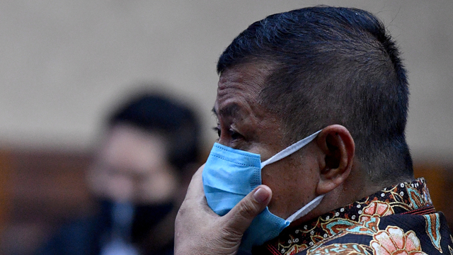 Terdakwa selaku perantara pemberian suap dari Djoko Tjandra, Tommy Sumardi menjalani sidang dakwaan di Pengadilan Tipikor, Jakarta, Senin (2/11).  Foto: Sigid Kurniawan/ANTARA FOTO