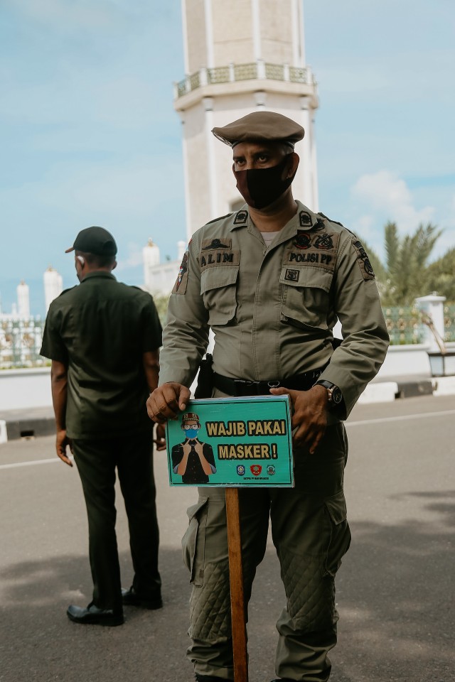 Aparat gabungan saat menggelar operasi yustisi protokol kesehatan di jalan depan Masjid Raya Baiturrahman Banda Aceh, Aceh, Senin (2/11). Foto: Abdul Hadi/acehkini