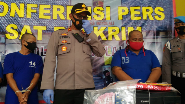 Empat tersangka pemalsuan uang sebanyak 150 lembar dengan di antaranya sepasang suami istri. Barang bukti berupa printer dan kertas HVS disita karena diduga untuk mencetak uang
