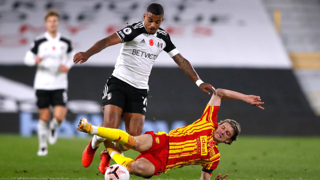 Mario Lemina dari Fulham beraksi dengan Conor Gallagher dari West Bromwich Albion. Foto: Pool via REUTERS/Frank Augstein