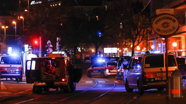 Polisi memblokir jalan di dekat alun-alun Schwedenplatz setelah penembakan di Wina, Austria 2 November 2020. Foto: Leonhard Foeger/REUTERS