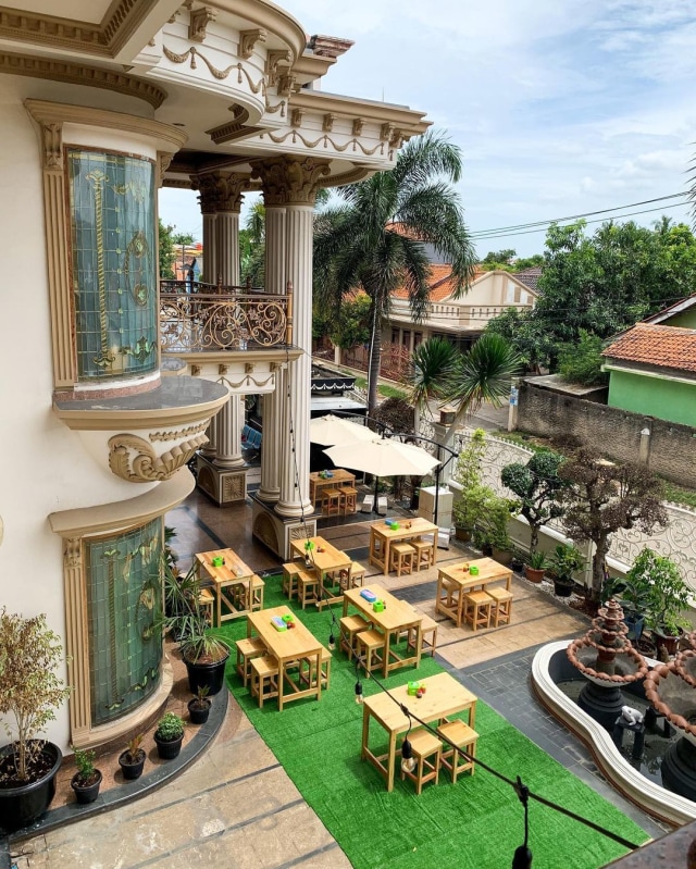 Rumah mewah milik Muzdalifah yang disulap jadi kafe. Foto: Instagram @muzdalifah999
