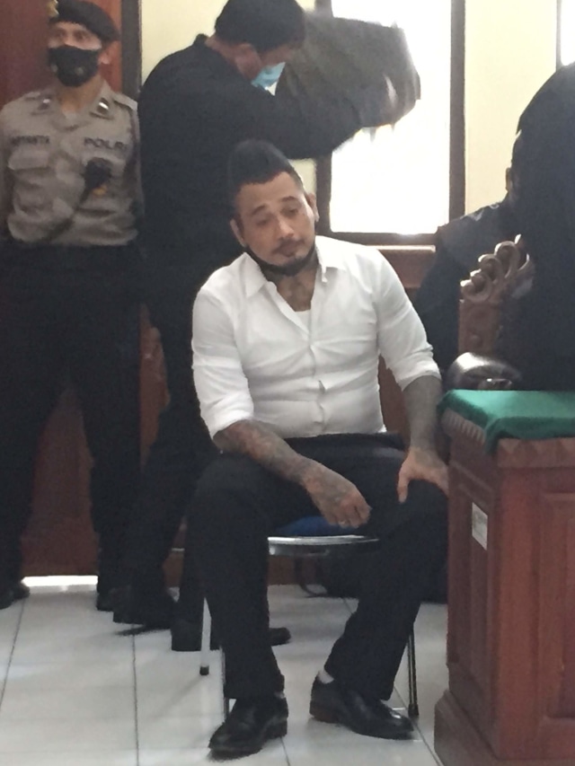 Terdakwa kasus pencemaran nama baik dan ujaran kebencian I Gede Aryastina alias Jerinx menjalani sidang dengan agenda tuntutan, di Pengadilan Negeri (PN) Denpasar, Selasa (3/11). Foto: Denita/kumparan