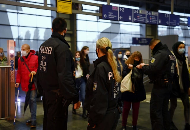 Polisi berjaga di peron stasiun Ostreuz saat lockdown di Berlin, Jerman, Senin (2/11). Foto: Annegret Hilse/Reuters