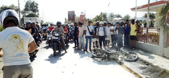 Motor  Suzuki Thunder dengan tangki modifikasi terbakar di depan SPBU Waipare, Selasa (3/11/2020) pagi. Foto: istimewa.