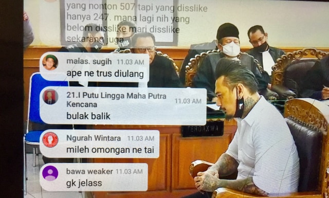 Live streaming sidang I Gede Aryastina alias Jerinx menjalani sidang dengan agenda tuntutan, di Pengadilan Negeri Denpasar, Bali, Selasa (3/11). Foto: Denita br Matondang/kumparan