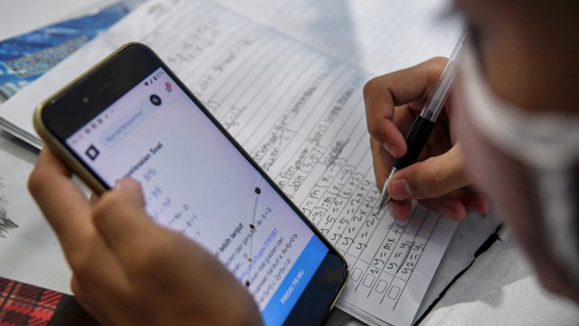 Siswa belajar secara daring dengan memanfaatkan akses internet gratis dari Pemprov DKI Jakarta di Balai RW 02, Galur, Jakarta Pusat, Selasa (3/11). Foto: M Risyal Hidayat/ANTARA FOTO
