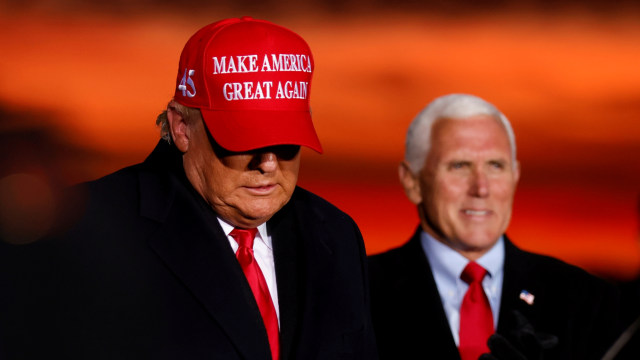 Presiden AS Donald Trump dan Wakil Presiden Mike Pence saat kampanye di Bandara Cherry Capital di Traverse City, Michigan, AS, Senin (2/11). Foto: Carlos Barria/REUTERS