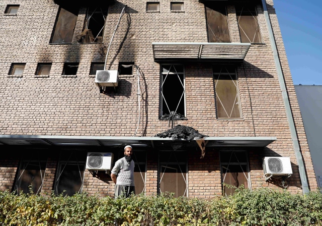 Bagian luar Universitas Kabul, Afghanistan yang rusak setelah serangan. Foto: Mohammad Ismail/Reuters