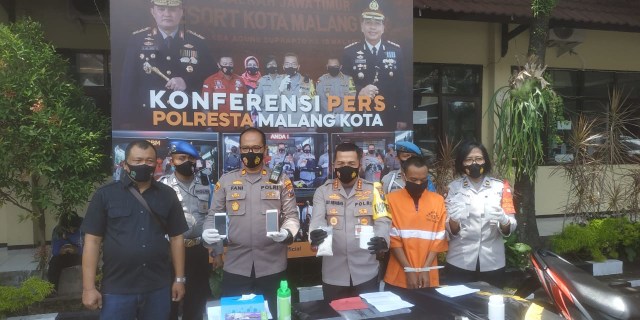 Kapolresta Malang Kota, Kombes Pol Leonardus Simarmata, saat konferensi pers usai menangkap pengedar pil koplo jenis double L, pada Selasa (3/11/2020). Foto: Ulul Azmy