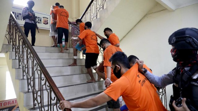 Komplotan penyelundup sabu dan ekstasi jaringan internasional Malaysia-Aceh ditangkap dan ditahan di Polda Aceh. Foto: Suparta/acehkini