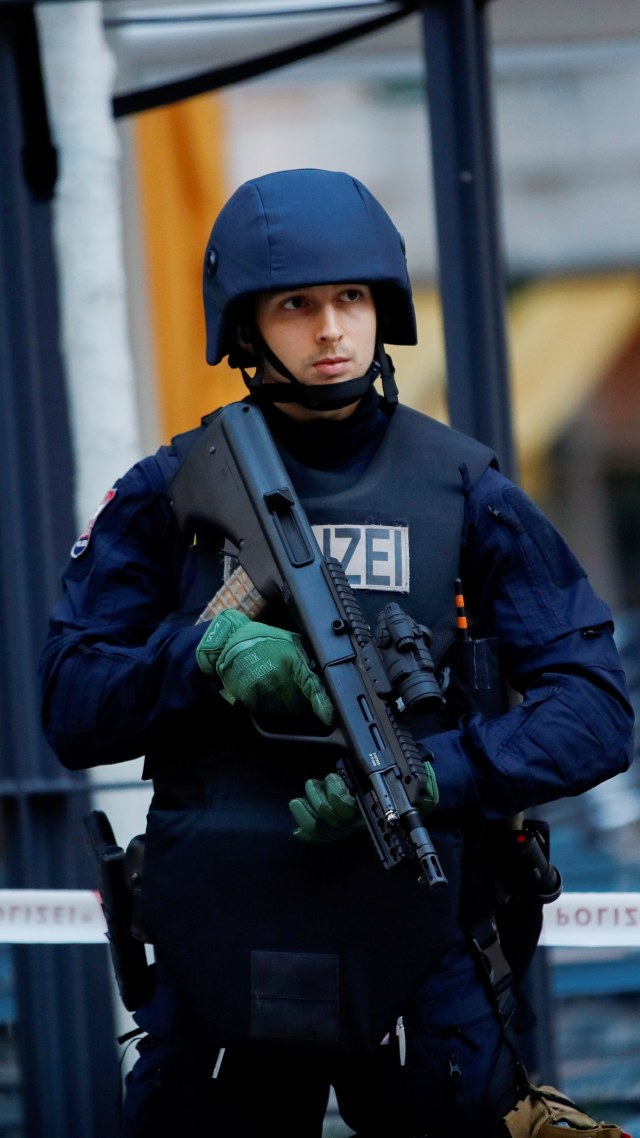 Petugas polisi berjaga di lokasi di Wina, Austria, Selasa (3/11). Foto: Leonhard Foeger/REUTERS