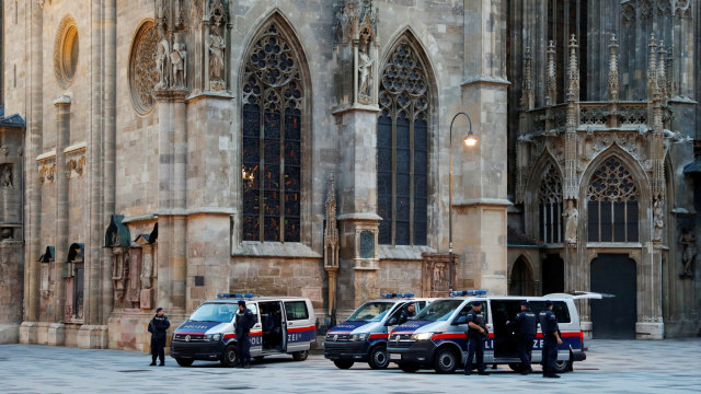 Sejumlah petugas polisi berjaga di lokasi kejadian baku tembak di Wina, Austria, Selasa (3/11).  Foto: Leonhard Foeger/REUTERS
