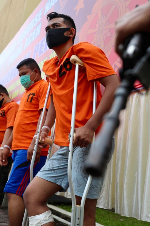 Tersangka kasus narkoba jaringan internasional Malaysia-Aceh dihadirkan pada konferensi pers di Mapolda Aceh, Selasa (3/11). Foto: Suparta/acehkini