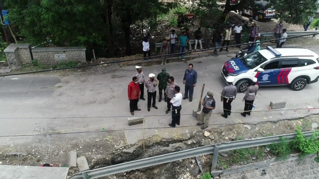 Kapolres Bojonegoro, AKBP M Budi Hendrawan SIK MH, saat laksanakan pengecekan kondisi Jembatan Glendeng, yang tembok penahannya alami keretakan. Selasa (03/11/2020)