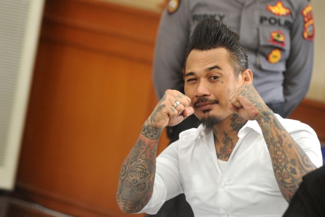 I Gede Ari Astina alias Jerinx berpose sebelum menjalani sidang tuntutan di Pengadilan Negeri Denpasar, Bali, Selasa (3/1).  Foto: Fikri Yusuf/ANTARA FOTO