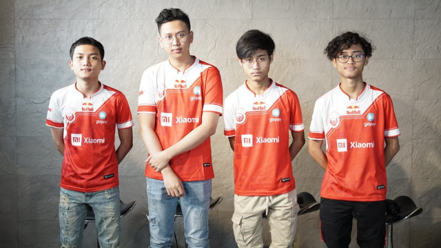 Ryzen (kiri) bersama para personel tim Bigetron Red Aliens dalam sesi webinar. Foto: Dok. PUBG Mobile