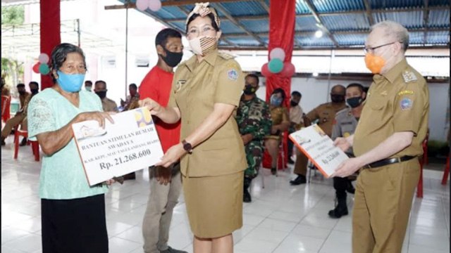Bupati Kabupaten Sitaro, Evangelian Sasingen bersama Wakil Bupati John Palandung menyerahkan bantuan Stimulan Perumahan Swadaya di Pulau Tagulandang