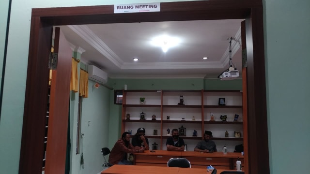 Para petani yang tergabung dalam Asosiasi Petani Tembakau Indonesia (APTI), menunggu Menteri Sosial Juliari Batubara di ruang meeting BBRSPDI Temanggung, Selasa (3/11) malam. Foto: ari/Tugu Jogja.