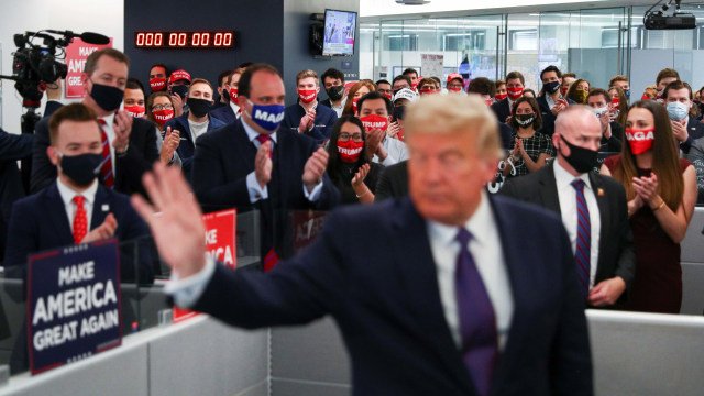 Presiden AS Donald Trump mengunjungi markas besar dan anggota staf kampanye presidennya pada Hari Pemilihan di dekat Arlington, Virginia, AS, Selasa (3/11). Foto: TOM BRENNER/REUTERS