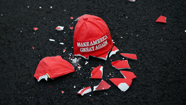 Model topi "Make America Great Again" yang rusak tergeletak di aspal saat orang-orang berkumpul di Black Lives Matter Plaza di Washington, AS, Selasa (3/11). Foto: HANNAH MCKAY/REUTERS