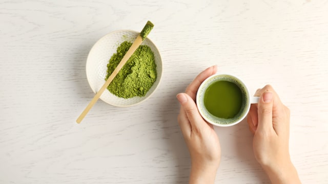 Ilustrasi minum teh hijau. Foto: Shutter Stock