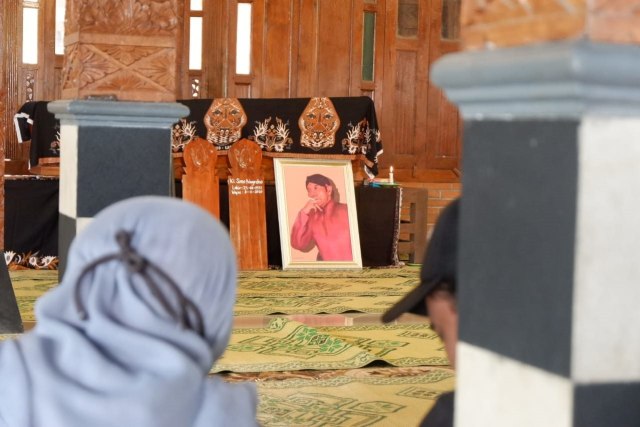 Suasana rumah duka Ki Seno Nugoroho di Gayam, Argosari, Kecamatan Sedayu, Kabupaten Bantul, Rabu (4/11). Foto: Arfiansyah Panji Purnandaru/kumparan