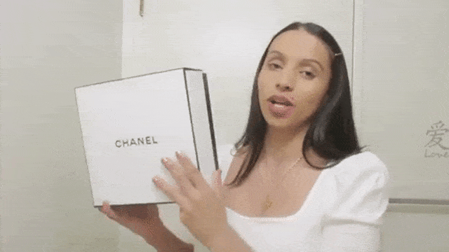 Viral di TikTok, Perempuan Beli Kapas Chanel dengan Kemasan Mewah. Foto: dok. YouTube Laila Re