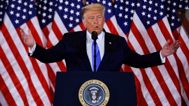 Presiden Amerika Serikat Donald Trump menyampaikan pidato di Ruang Timur Gedung Putih di Washington, Amerika Serikat, Rabu (4/11).  Foto: Carlos Barria/REUTERS