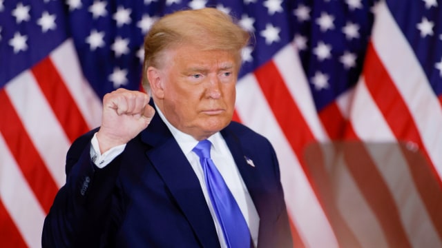 Presiden Amerika Serikat Donald Trump menyampaikan pidato di Ruang Timur Gedung Putih di Washington, Amerika Serikat, Rabu (4/11). Foto: Carlos Barria/REUTERS