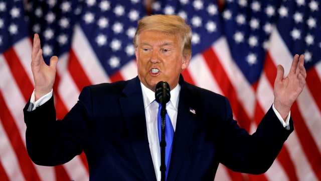 Presiden Amerika Serikat Donald Trump menyampaikan pidato di Ruang Timur Gedung Putih di Washington, Amerika Serikat, Rabu (4/11). Foto: Carlos Barria/REUTERS