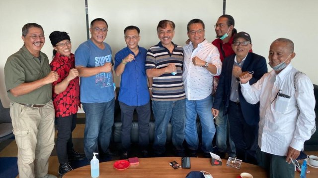 Jumhur Hidayat dan (ketiga kiri) Syahganda Nainggolan (tengah) di Bareskrim Polri. Foto: Dok. Istimewa