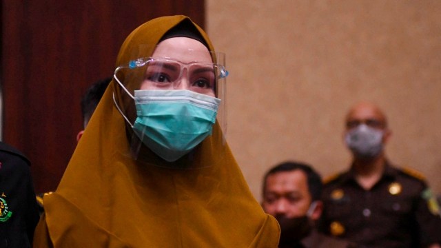 Terdakwa kasus dugaan suap dan gratifikasi pengurusan fatwa Mahkamah Agung (MA) Djoko Tjandra, Jaksa Pinangki Sirna Malasari (kiri) berjalan memasuki ruang sidang di Pengadilan Tipikor, Jakarta, Rabu (4/11). Foto: Akbar Nugroho Gumay/ANTARA FOTO