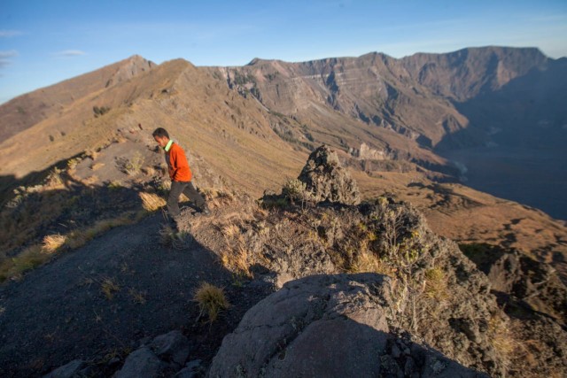 Tubir atau gigiran puncak kaldera Tambora jalur Doro Ncanga atau puncak Doro Ncanga.  Foto: Balai TN Tambora