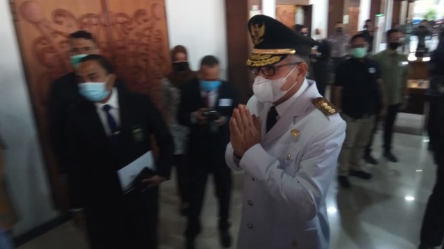 Nova Iriansyah saat tiba di gedung DPRA menjelang prosesi pelantikan Gubernur Aceh sisa masa jabatan 2017-2020. Foto: Habil Razali/acehkini