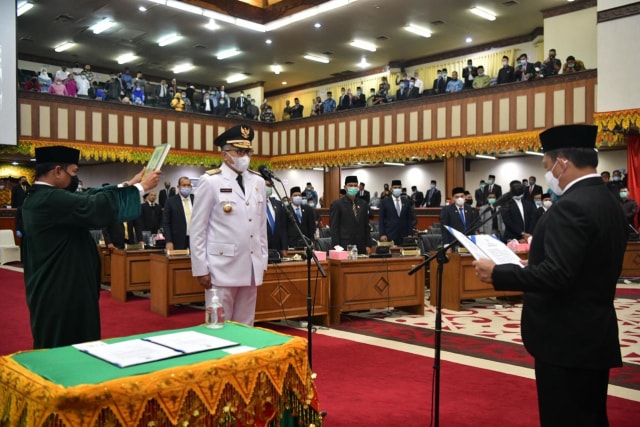Pengambilan sumpah Gubernur Aceh sisa masa jabatan 2017-2020 di Gedung DPRA, Kamis (5/11). Foto: Dok. Humas Setda Aceh