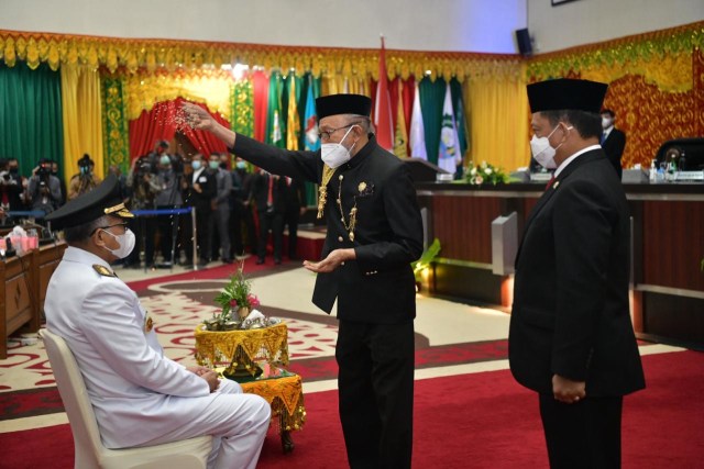 Nova Iriansyah saat dipeusijuek oleh Wali Nanggroe Aceh dan disaksikan Mendagri Tito Karnavian pada pelantikan di DPRA, Kamis (5/11). Foto: Humas Setda Aceh