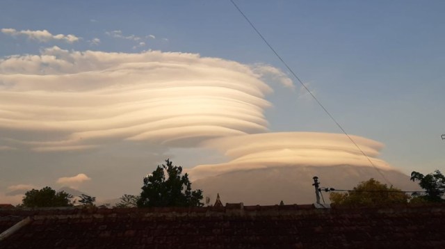 Awan topi berlapis muncul di Gunung Lawu. Foto: Facebook/Dwi Nur Putra Magetan