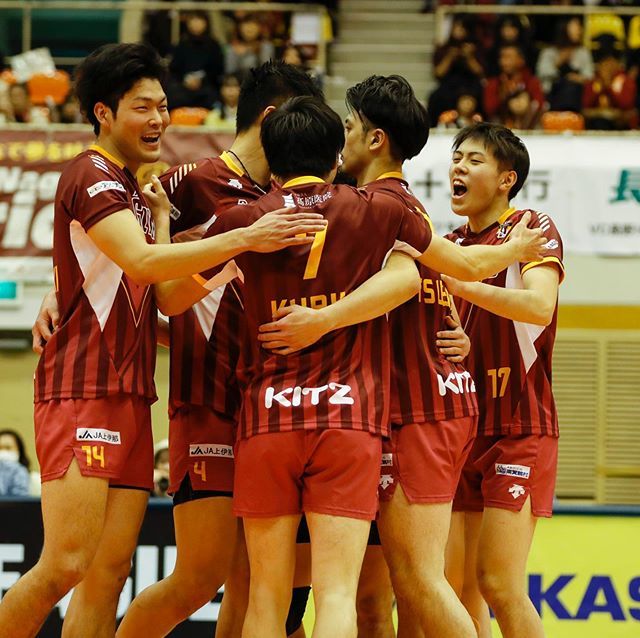 Qora yigit etuk ayollarni sikadi