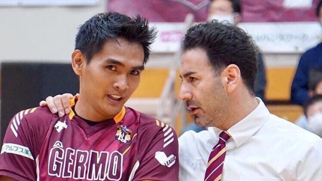 Issiq ayol yotoqxonada yosh jentlmenni sikadi