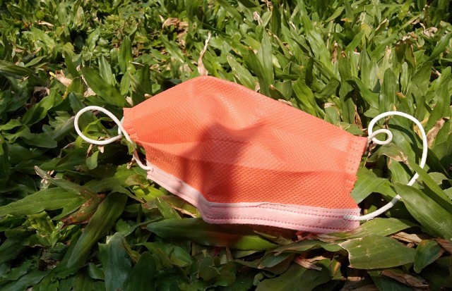 Ilustrasi limbah masker. Foto: Ben