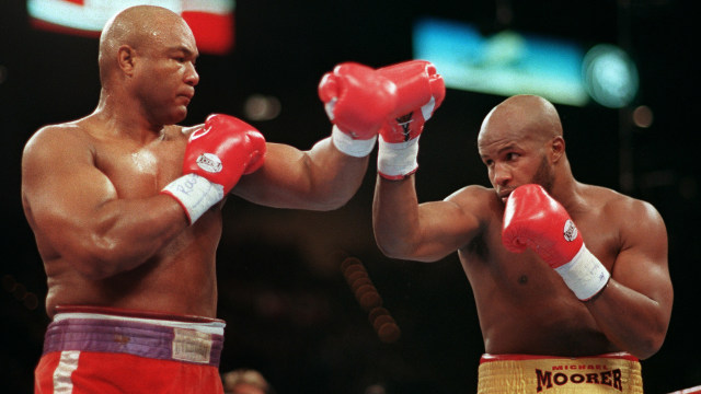 Petinju George Foreman (kiri) saat melawan Michael Moorer di Las Vegas, Nevada, Amerika Serikat pada 5 November 1994. Foto: JOHN GURZINSKI / AFP