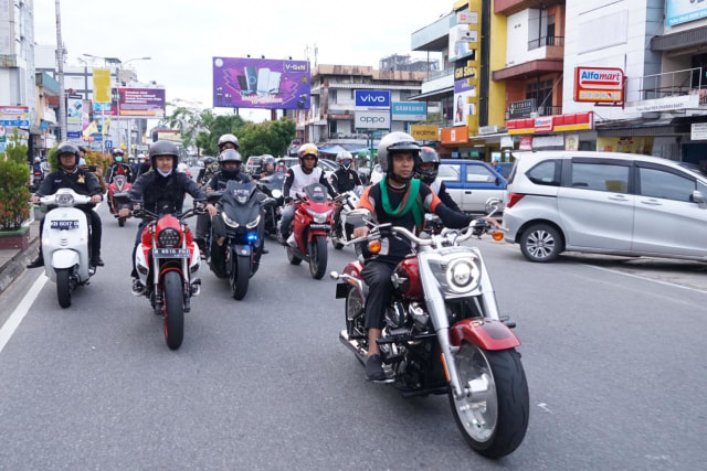 Ustaz Abdul Somad menikmati sore di Kota Pontianak dengan mengendarai sepeda motor gede (moge) Harley Davidson. Foto: Banyu Susanto/Hi!Pontianak