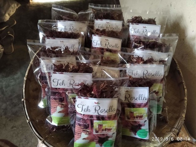 Hasil olahan teh rosela yang telah dikemas dan siap di jual. Foto : Istimewa.